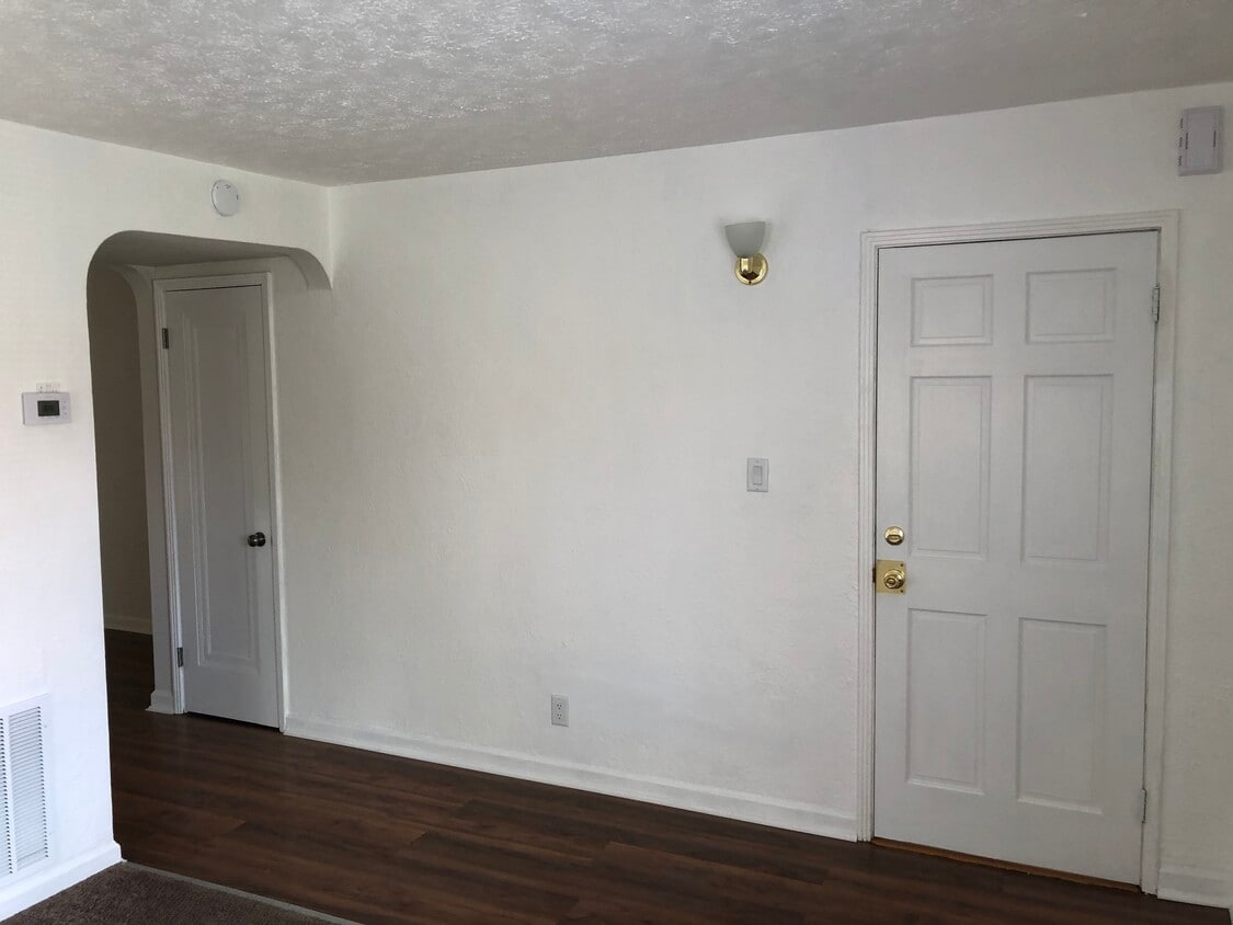 Leaving room - 530 Hadley Ave