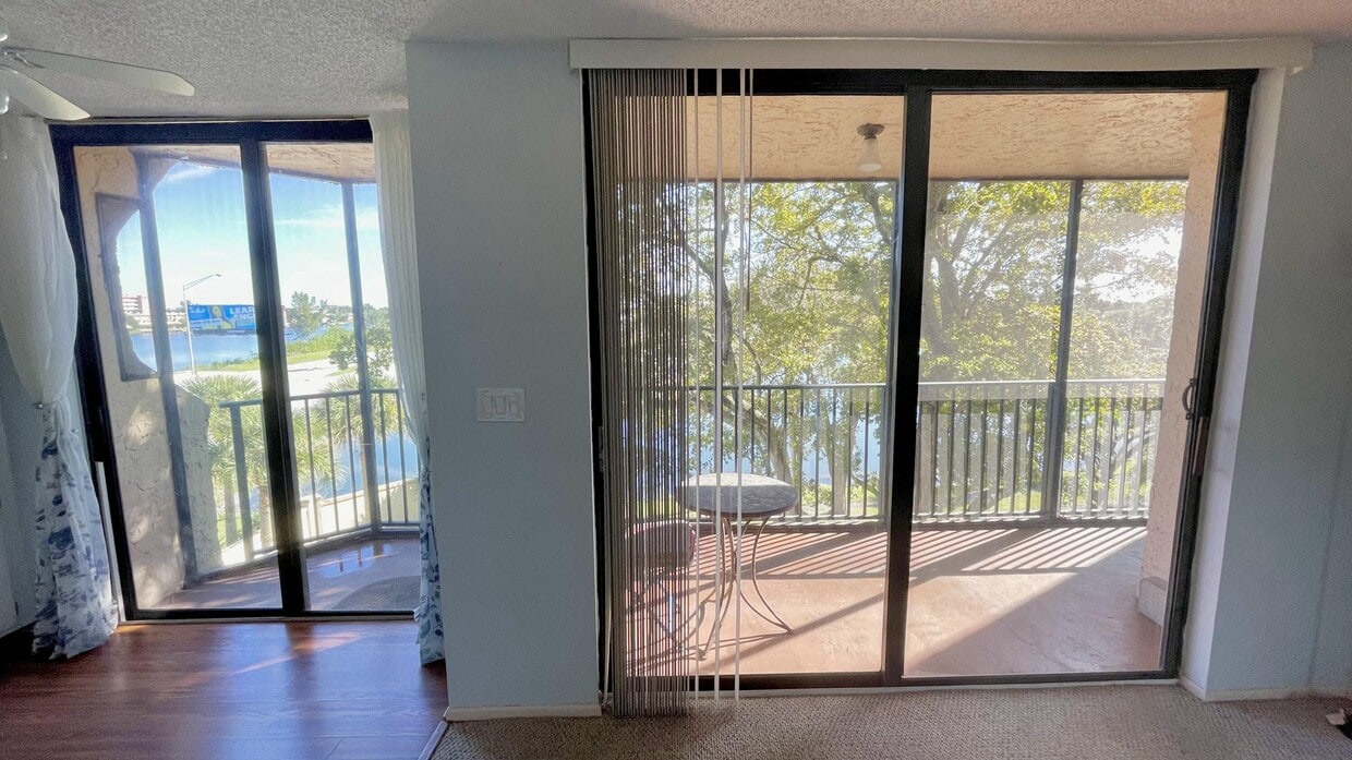 Foto principal - 3590 Blue Lake Dr