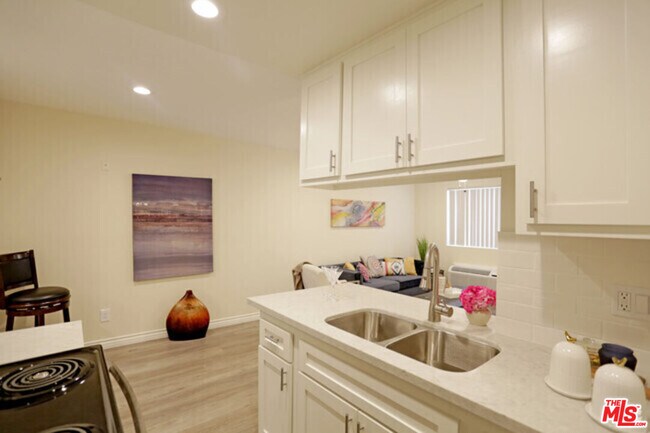 Building Photo - 536 S Manhattan Pl