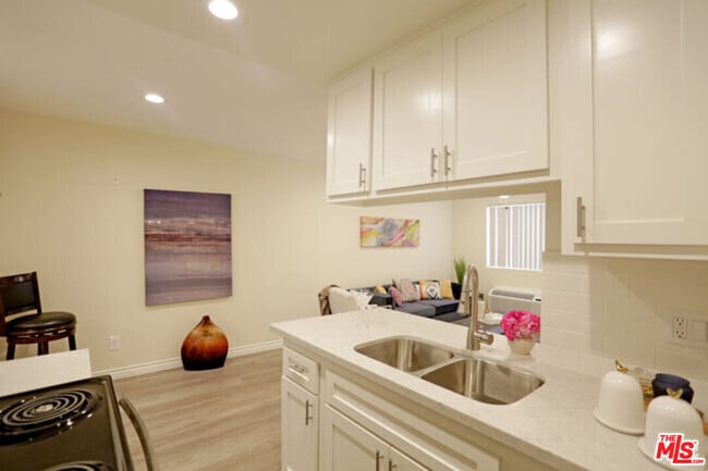 Building Photo - 536 S Manhattan Pl