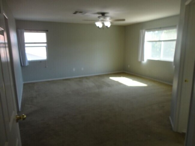 Foto del edificio - Large 4 BDRM 2.5 BA Home Palmdale