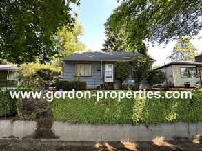 Building Photo - 4009 SE Flavel St