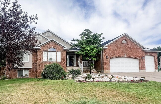 Building Photo - Lovely Home Located In Roy Utah