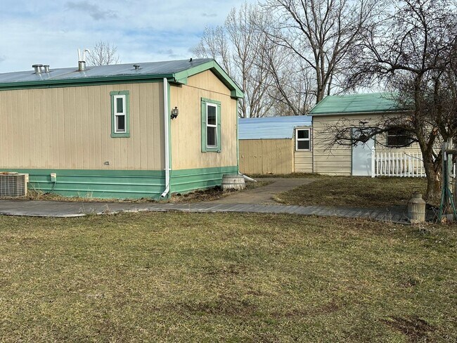 Foto del edificio - 3 Bed / 2 Bath  on One Acre – Garage Included