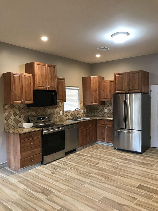 Building Photo - 598 S Hillside Dr