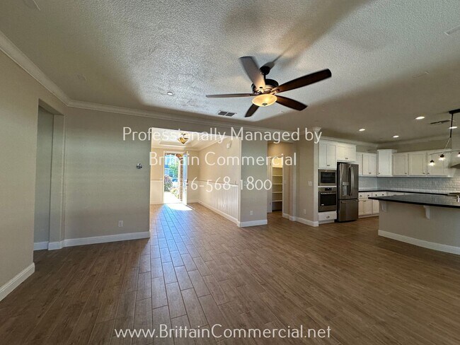 Foto del edificio - Stunning All Single Story 3 Bedroom, 2.5 B...