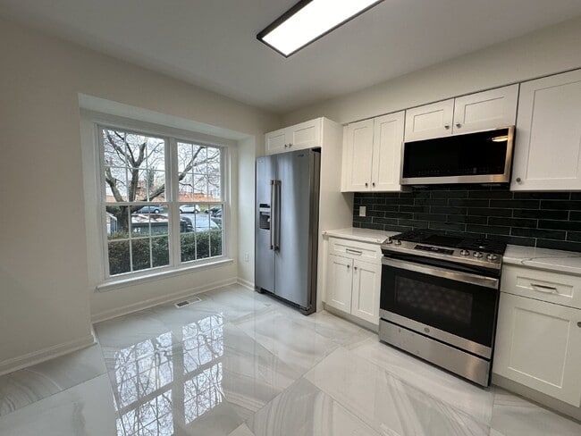 Building Photo - Townhouse with Woods Views and Community Amenities in Centreville