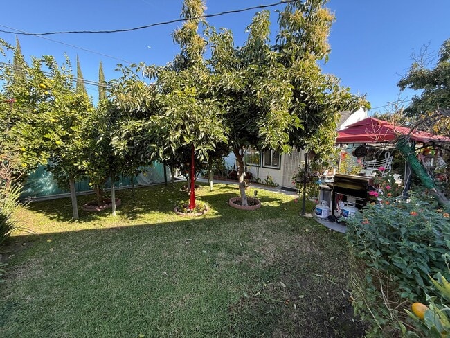 Building Photo - All-Inclusive Studio for Rent in Tarzana!