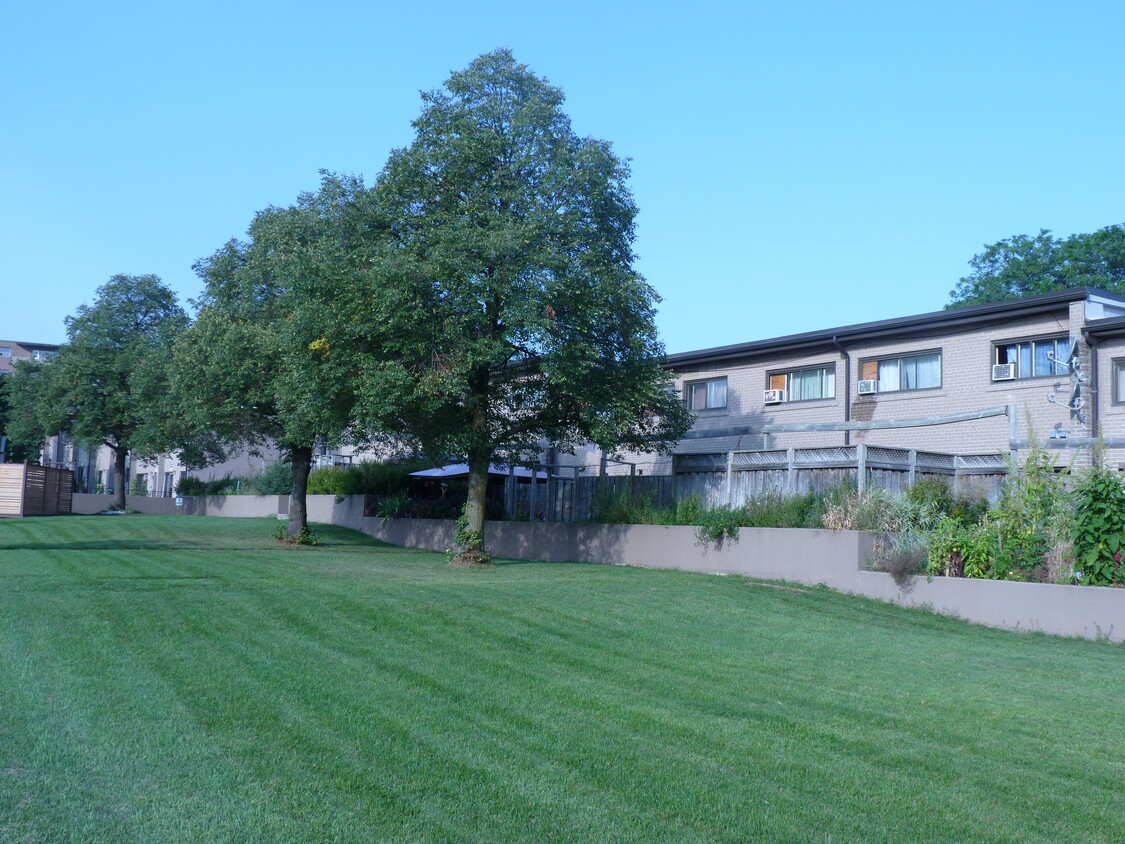 Building Photo - Golden Elms