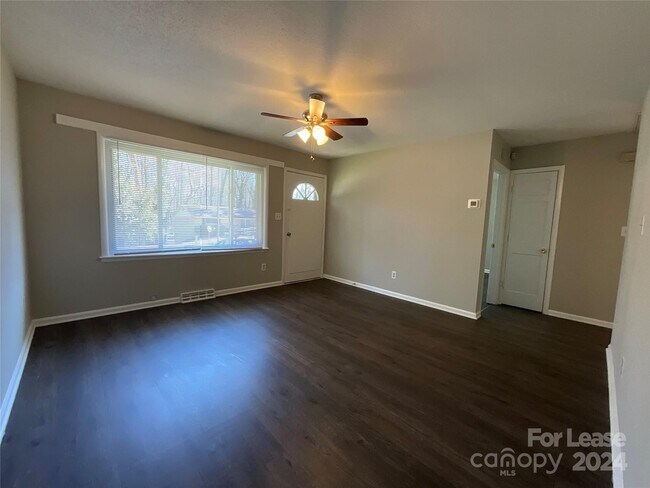 Foto del edificio - 4608 Highlake Dr