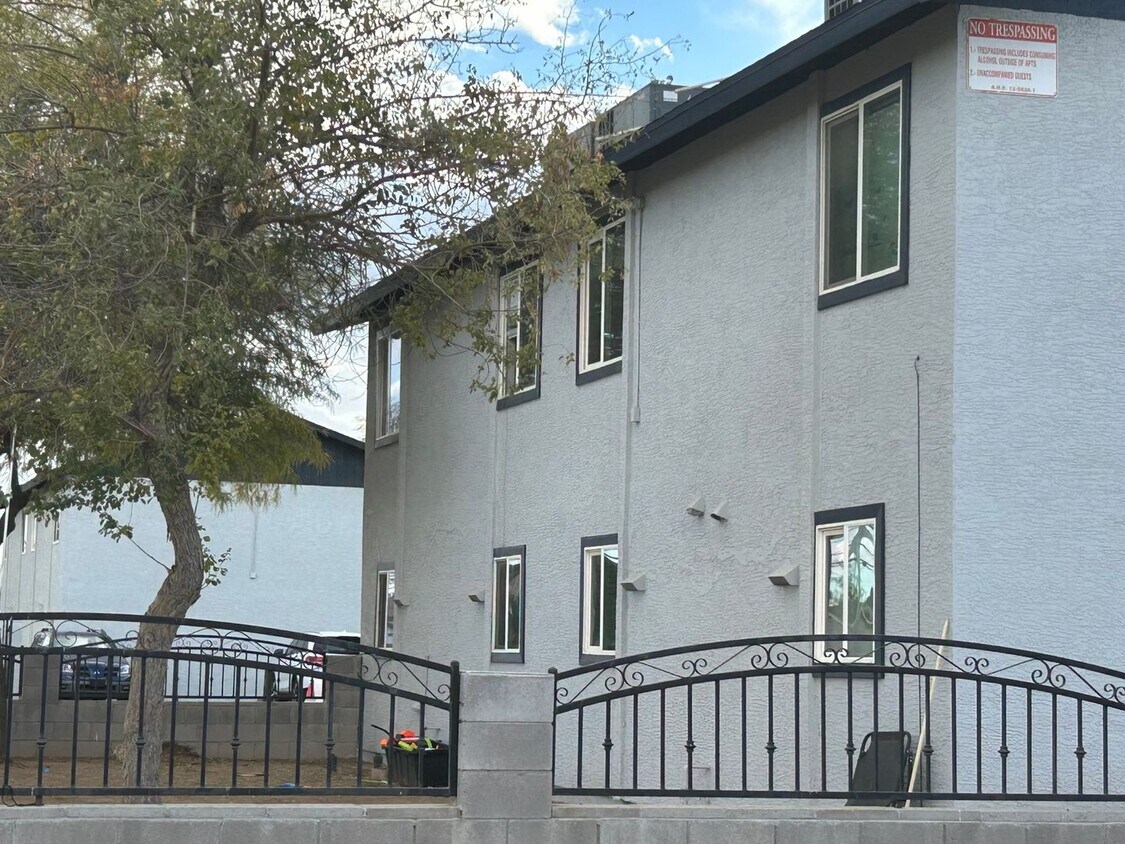 Foto principal - Charming 2BR Duplex in Surprise