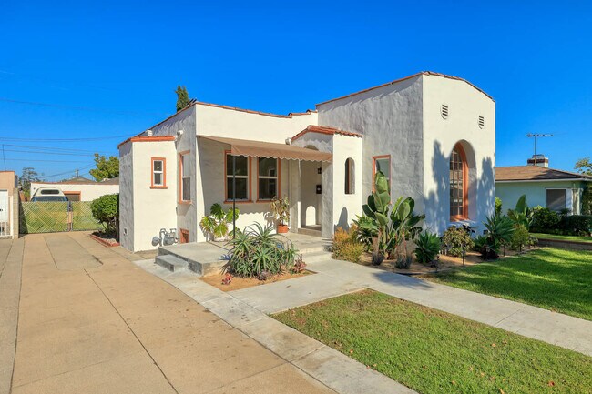 Cheery and welcoming Spanish-style home - 508 Winchester Ave