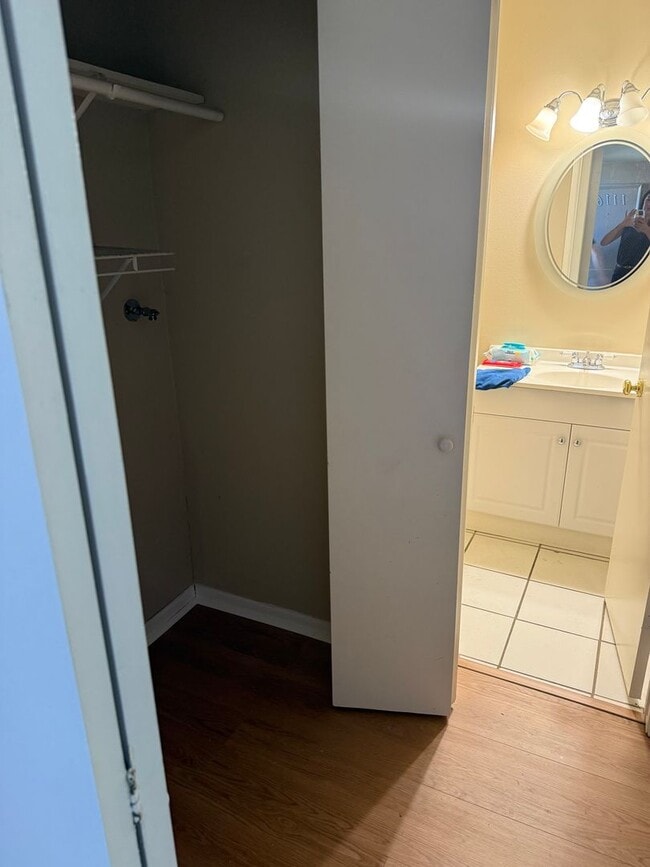 Building Photo - 2 Bedroom 1.5 Bath Beautiful Townhome in E...