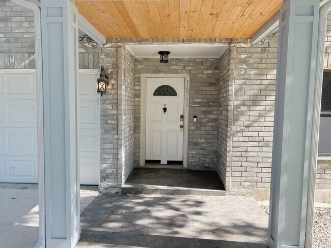 Foto del edificio - 16718 Stoney Glade