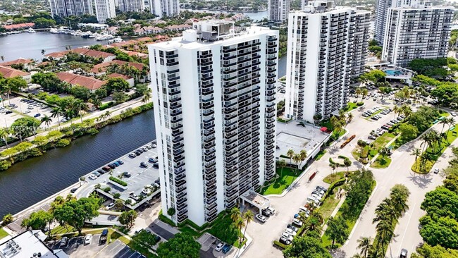 Foto del edificio - 3675 N Country Club Dr