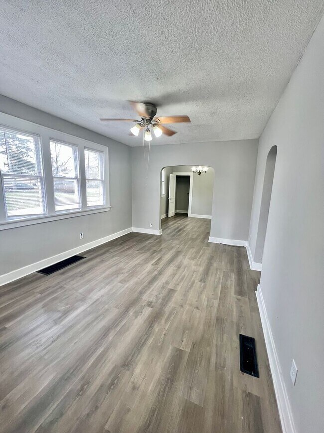 Building Photo - New Listing! 3 bedroom House!