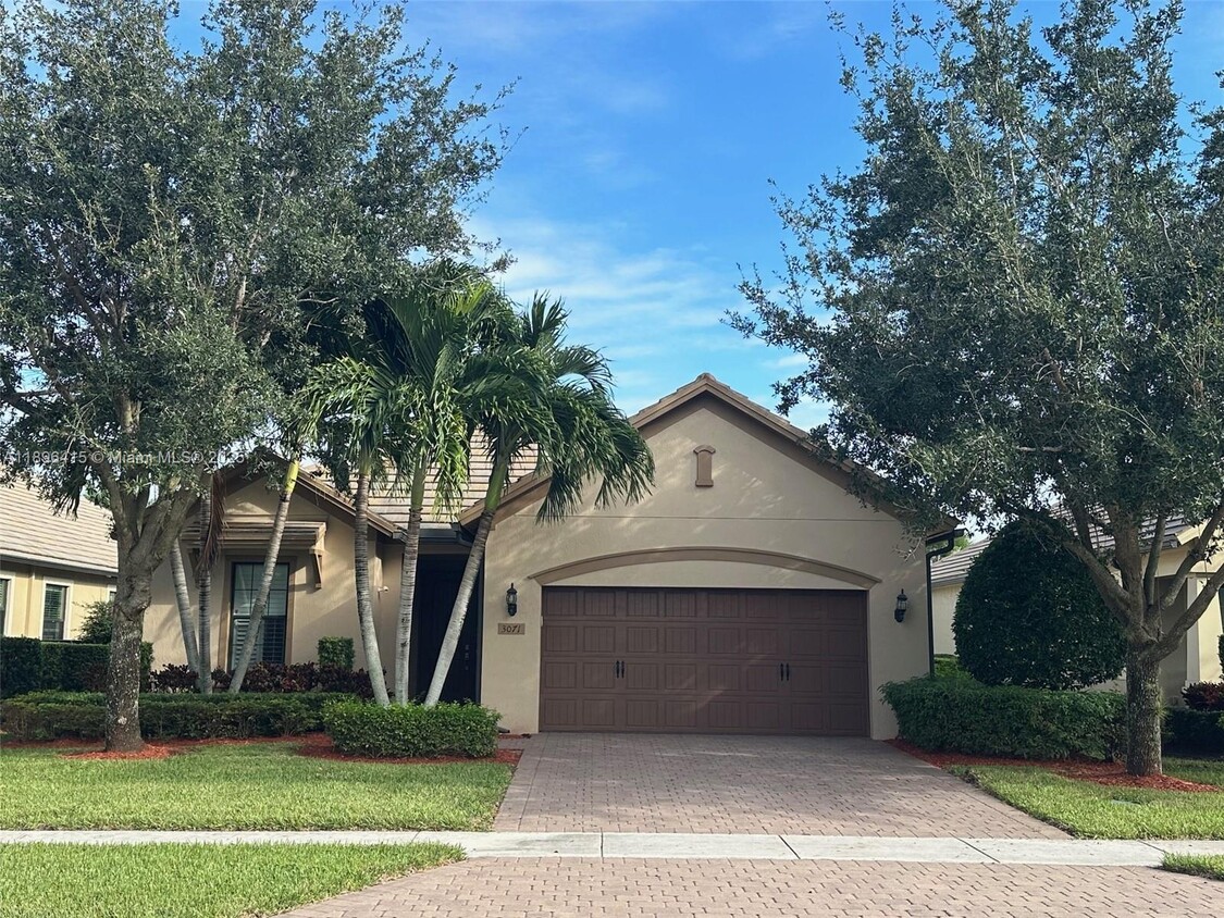 Foto principal - 3071 Florence St