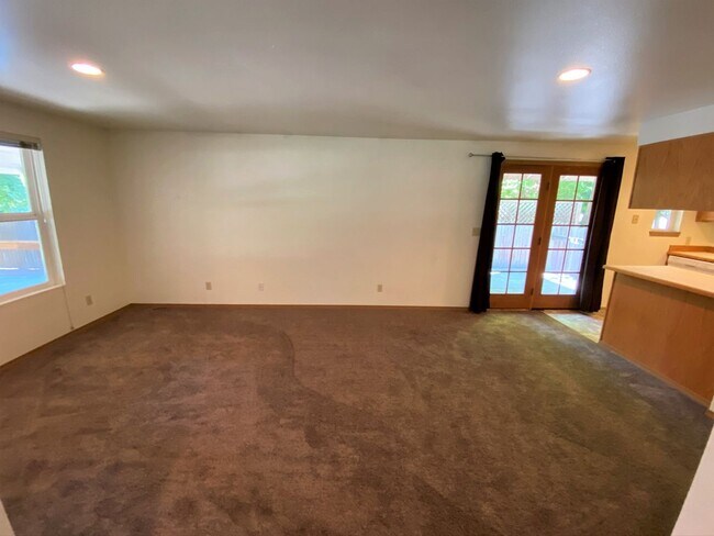 Foto del edificio - 3 Bed, 2 Bath 1 block from CWU