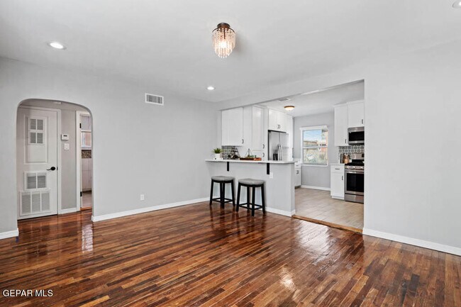 Foto del edificio - 2728 Byron St
