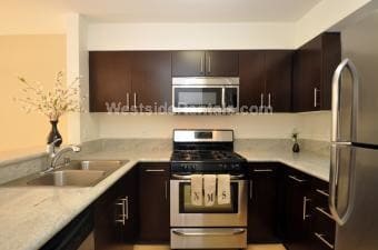 NA - 21021 Vanowen St
