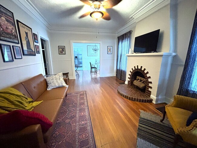 Building Photo - CHARMING FURNISHED BROADMOOR HOME