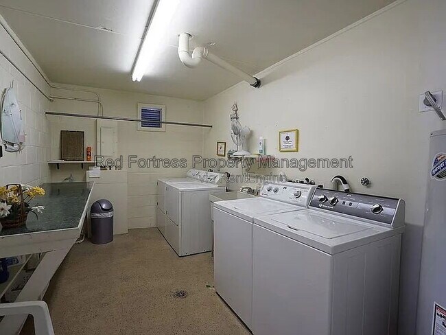 Building Photo - 1660 Pine Valley Dr