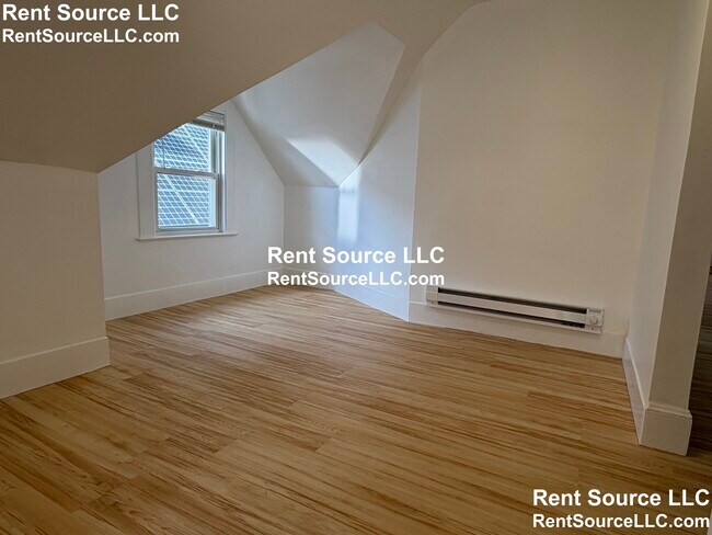 Foto del edificio - 9-11 Knapp St. Unit 3