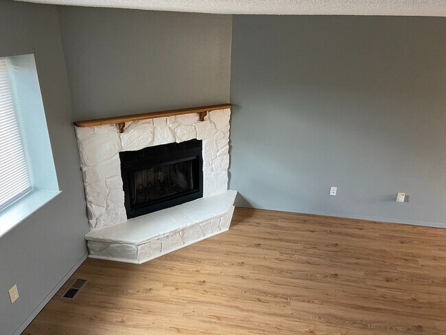 Foto del edificio - Stunning 2 Bed/2 Bath Townhome near Ft Carson!