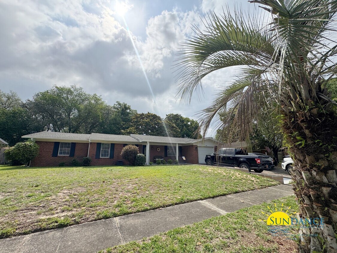 Foto principal - Updated 3-Bedroom Home in desirable Kenwoo...