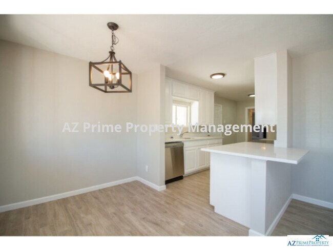 Building Photo - 1140 W 7th St