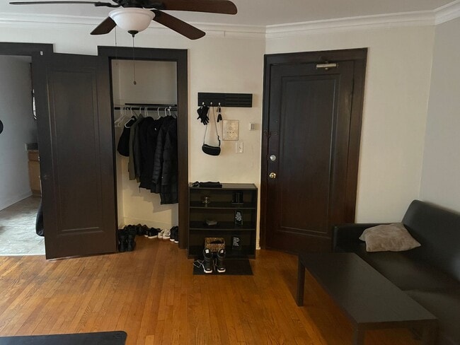 Building Photo - Cozy, one bedroom in Downton Arlington Heights, Walk to Metra!!