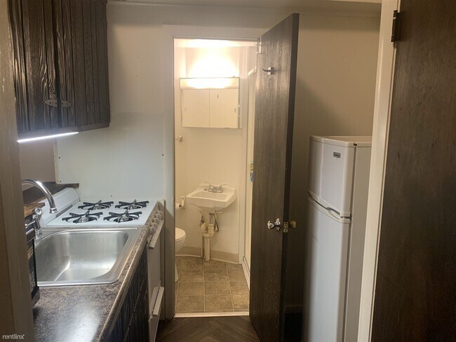 Building Photo - Studio, 1 bath Apartment - 401 W Jackson St