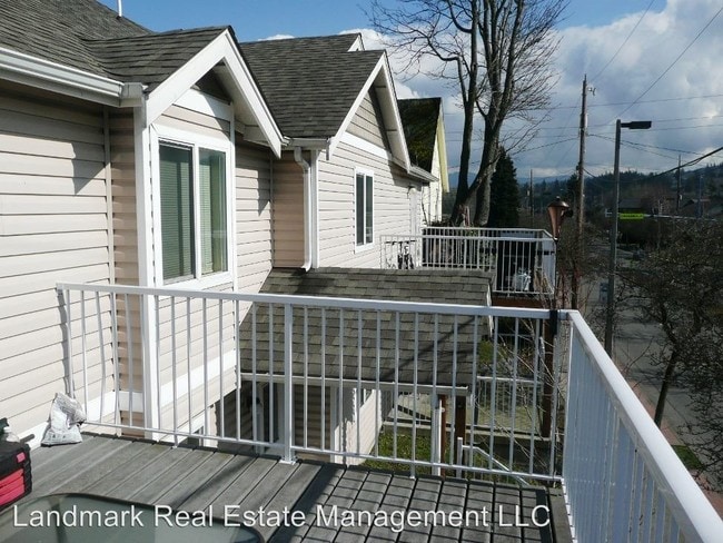 Building Photo - 401 Lakeway Dr