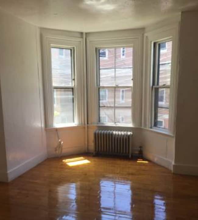 Building Photo - 8 Adella Pl