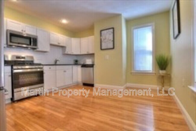 Building Photo - 14-14 Beltran St