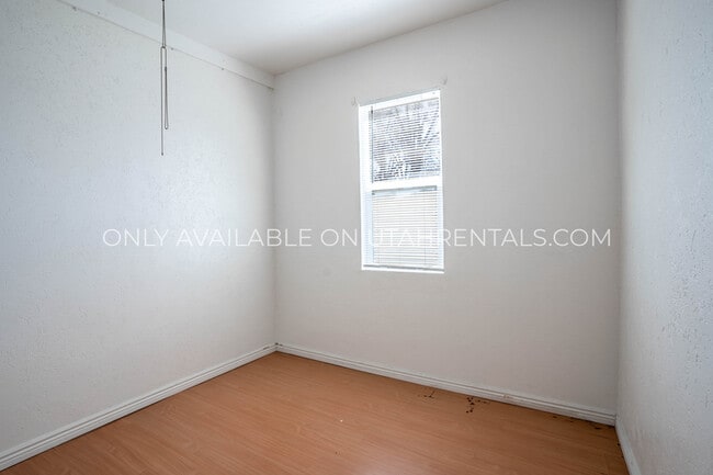 Building Photo - 905 E 100 N