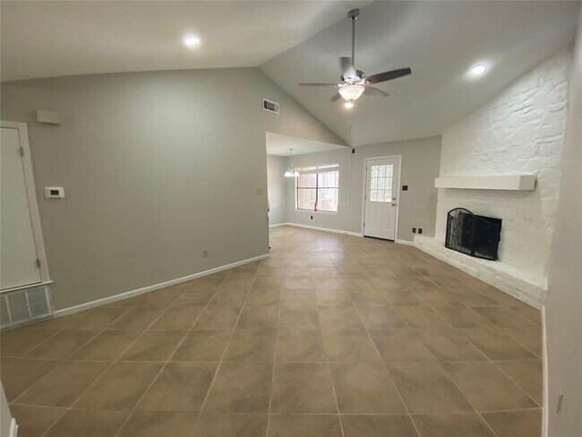 Foto del edificio - 11204 Brushy Glen Dr