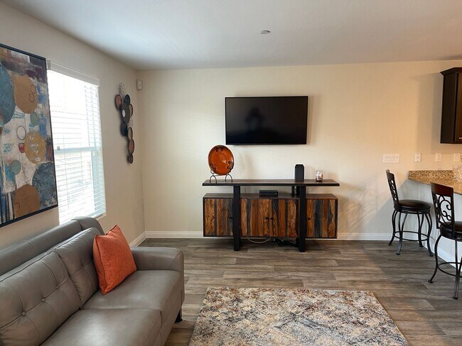 Building Photo - 3 bedroom townhouse in gated community!