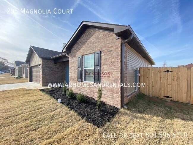 Building Photo - 205 Magnolia Cr