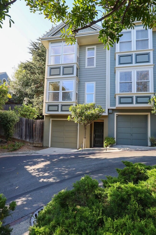 Building Photo - 2 Bed / 1 Bath townhome in sunny Potrero H...