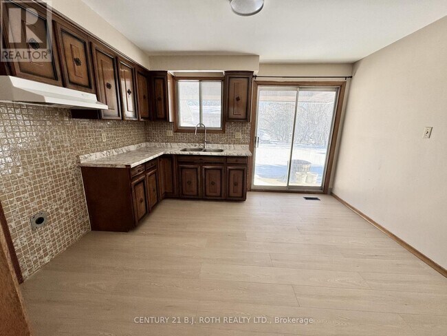 Photo du bâtiment - 915 Taunton Rd E