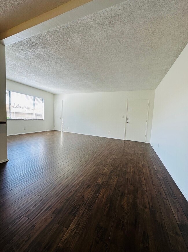 Building Photo - 11618 Gorham Ave