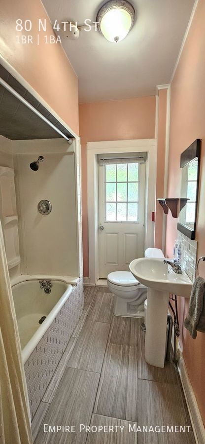Building Photo - 3rd Floor: 1 Bedroom/ 1 Bathroom Apartment...