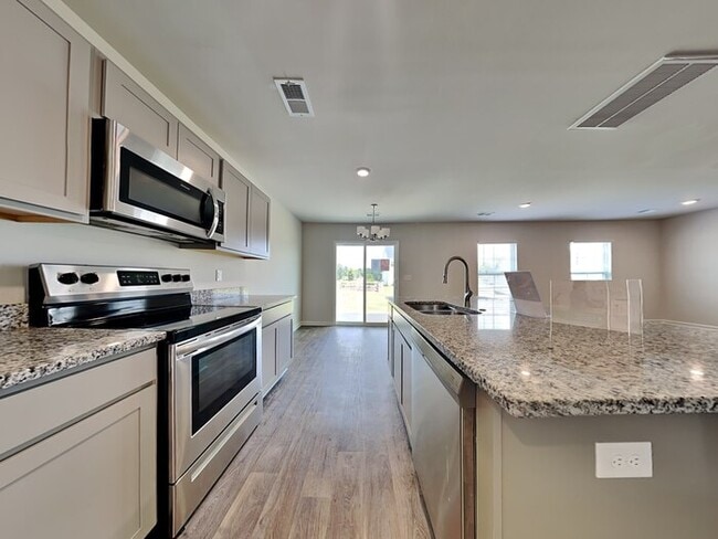 Building Photo - APPLY TODAY!  Just minutes to downtown Lex...