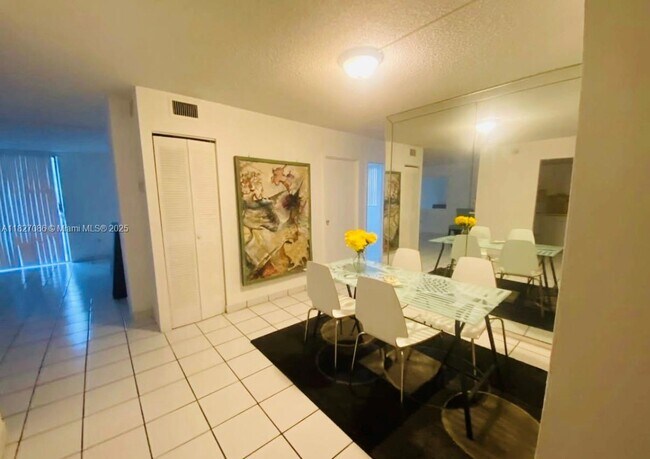 Foto del edificio - 16950 W Dixie Hwy