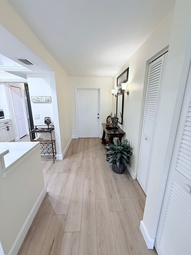 Foto principal - Beautifully Updated & Furnished 2-Bed/2-Ba...