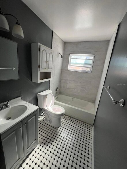 Foto del edificio - 300 83rd Ave N