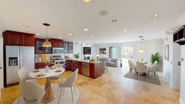 Beautiful 3 Bedroom Home in Huntington Beach - Beautiful 3 Bedroom Home in Huntington Beach