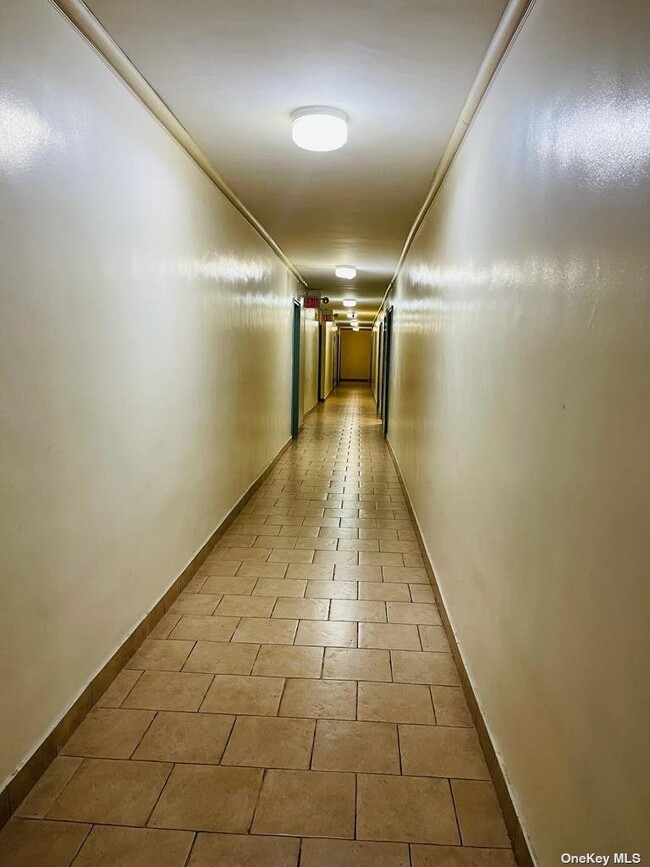 Foto del edificio - 94-30-94-60 60th Ave