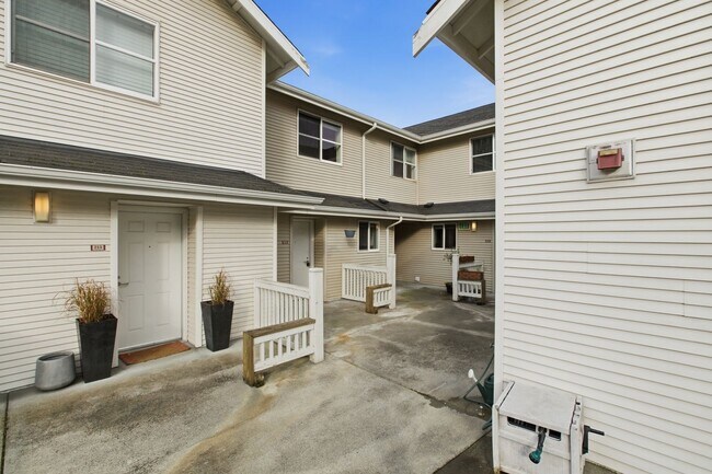 Foto del edificio - Two-Story Condo Near Delridge Library with Private Courtyard & Easy Downtown Access